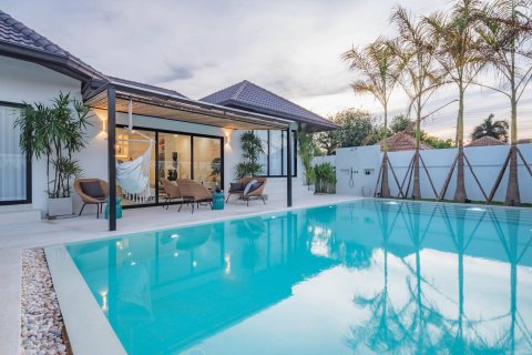 Casa de 5 dormitorios en Pattaya, Tailandia № 180552 - foto 2