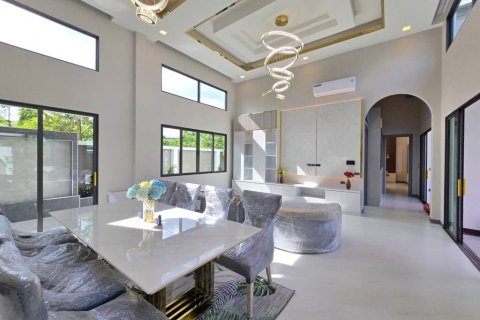 Chalet de 4 dormitorios en Pattaya, Tailandia № 116696 - foto 2