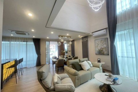 Chalet de 4 dormitorios en Pattaya, Tailandia № 172981 - foto 2