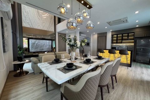 Chalet de 4 dormitorios en Pattaya, Tailandia № 172981 - foto 8