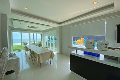 Chalet de 4 dormitorios en Hua Hin, Tailandia № 168476 - foto 10
