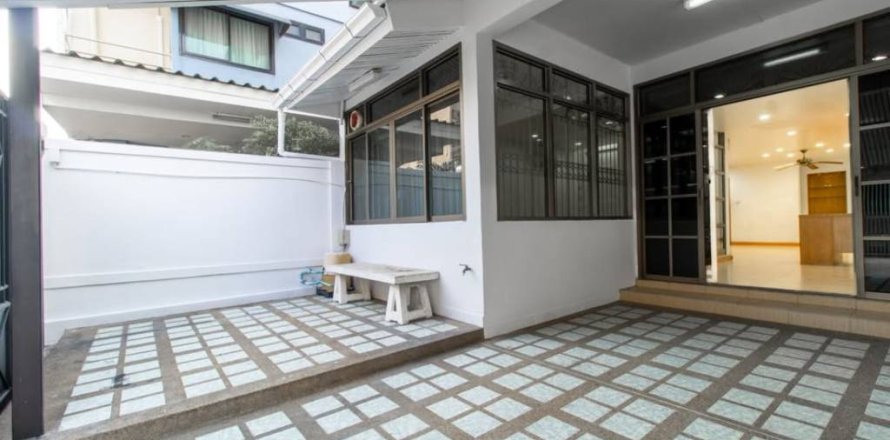 Adosado de 4 dormitorios en Bangkok, Tailandia № 157833