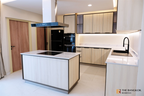 Haus in Bangkok, Thailand 4 Schlafzimmer № 191051