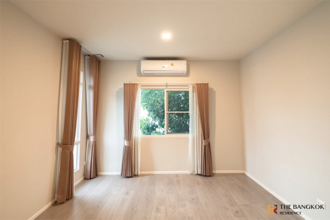 House in Bangkok, Thailand 4 bedrooms № 189426