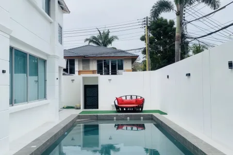 Casa de 4 dormitorios en Pattaya, Tailandia № 155616 - foto 3