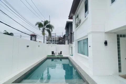 Casa de 4 dormitorios en Pattaya, Tailandia № 155616 - foto 2