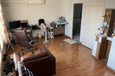 Adosado de 4 dormitorios en Nonthaburi, Tailandia № 140675 - foto 15