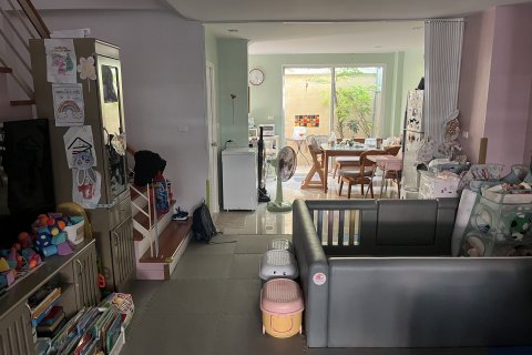 Adosado de 4 dormitorios en Nonthaburi, Tailandia № 140675 - foto 3