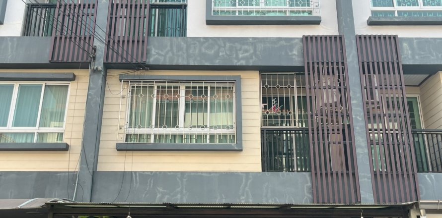 Adosado de 4 dormitorios en Nonthaburi, Tailandia № 140675