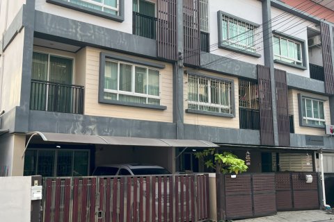 Adosado de 4 dormitorios en Nonthaburi, Tailandia № 140675 - foto 2