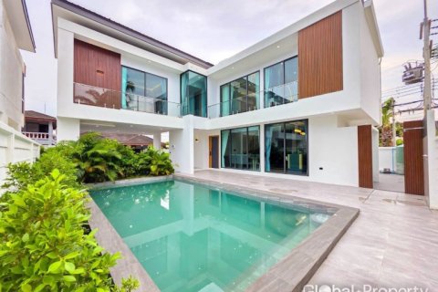 House in Pattaya, Thailand 3 bedrooms № 233295 - photo 2