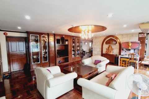 Condo in Watthana, Bangkok, Thailand, 3 bedrooms № 201102 - photo 2