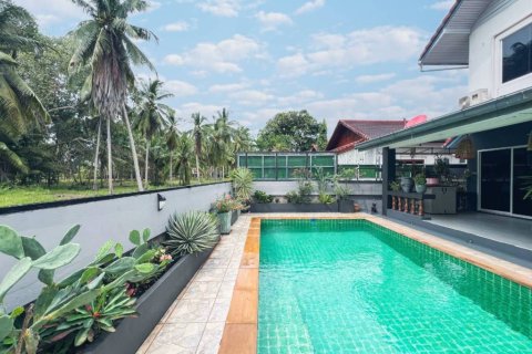Chalet de 4 dormitorios en Surat Thani, Tailandia № 146765 - foto 3