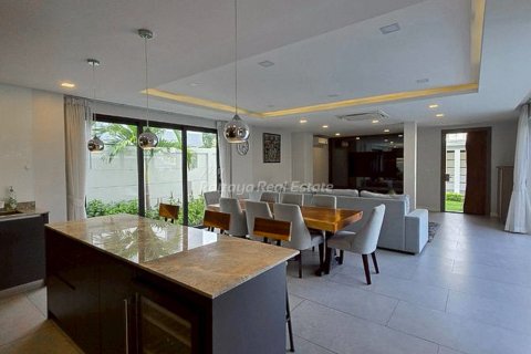 Casa de 4 dormitorios en Pattaya, Tailandia № 152537 - foto 9