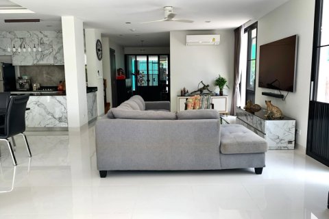 Casa de 6 dormitorios en Bang Tao, Tailandia № 153881 - foto 3