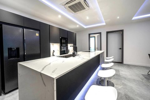 Casa de 6 dormitorios en Pattaya, Tailandia № 74247 - foto 13