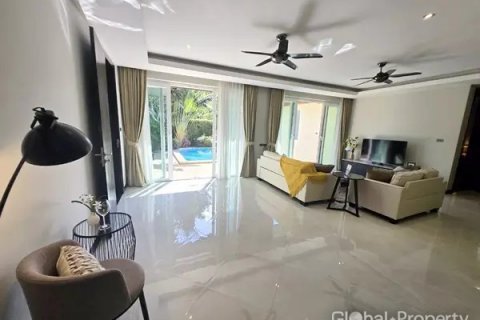 Casa de 4 dormitorios en Pattaya, Tailandia № 70318 - foto 2
