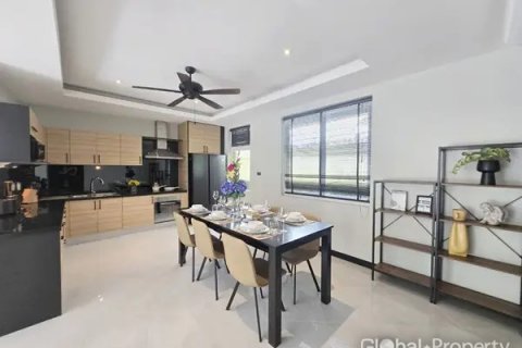 Casa de 4 dormitorios en Pattaya, Tailandia № 70318 - foto 5