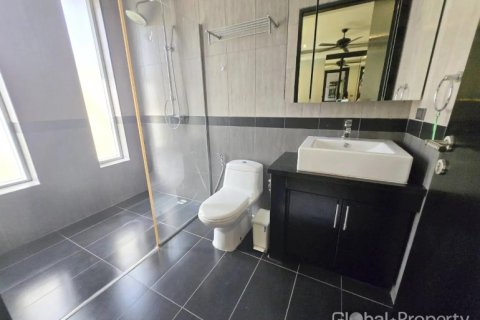 Casa de 4 dormitorios en Pattaya, Tailandia № 70318 - foto 12