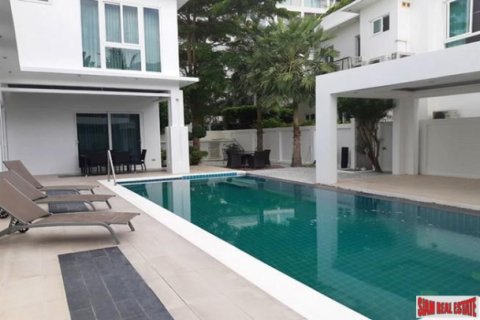 Casa de 5 dormitorios en Pattaya, Tailandia № 193876 - foto 5
