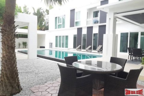 Casa de 5 dormitorios en Pattaya, Tailandia № 193876 - foto 3