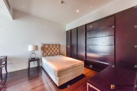 Condo in Bangkok, Thailand, 3 bedrooms № 220657 - photo 5