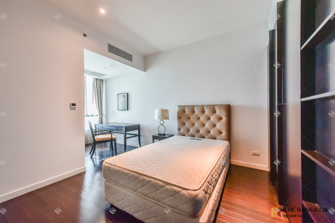 Condo in Bangkok, Thailand, 3 bedrooms № 220657 - photo 4