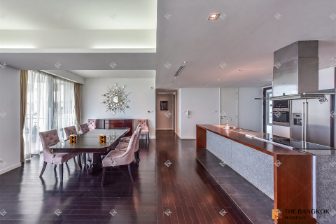 Condo in Bangkok, Thailand, 3 bedrooms № 220657 - photo 2