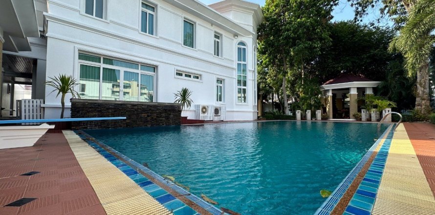 Casa de 10 dormitorios en Pattaya, Tailandia № 63373