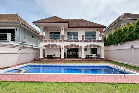 Casa de 4 dormitorios en Pattaya, Tailandia № 197480