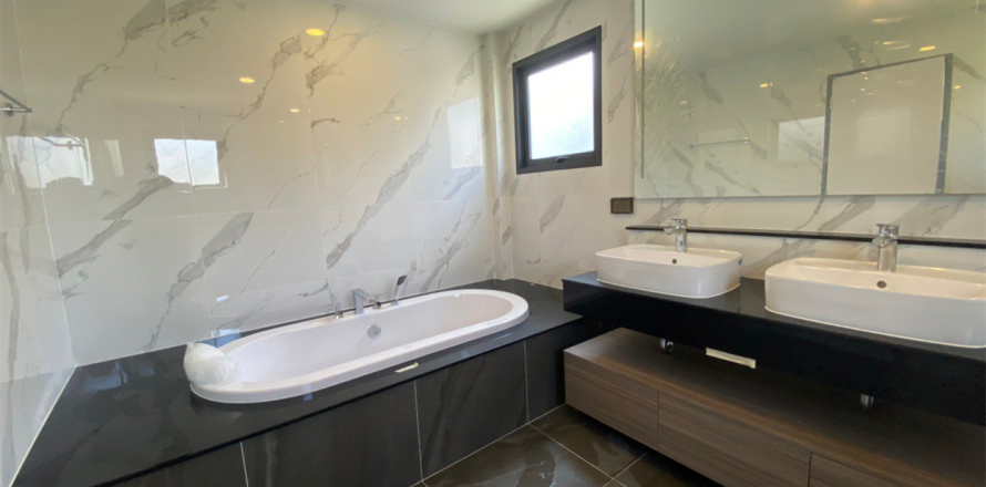Haus in Bangkok, Thailand 4 Schlafzimmer № 189148
