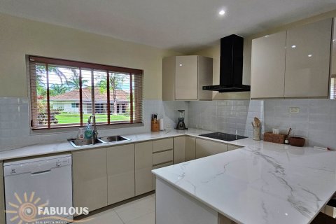 Chalet de 3 dormitorios en Kathu, Tailandia № 179417 - foto 12