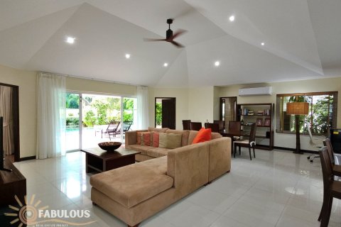 Chalet de 3 dormitorios en Kathu, Tailandia № 179417 - foto 10