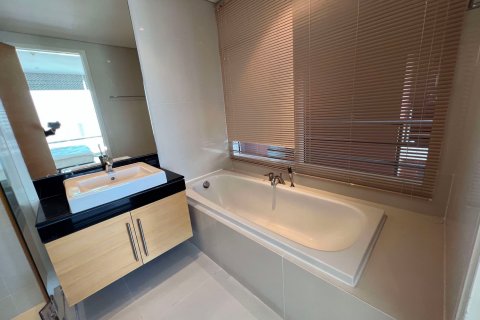 Condominio de 2 dormitorios en Khlong Toei, Bangkok, Tailandia № 71562 - foto 28