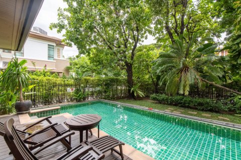 Casa de 5 dormitorios en Phra Khanong, Bangkok, Tailandia № 214252 - foto 2