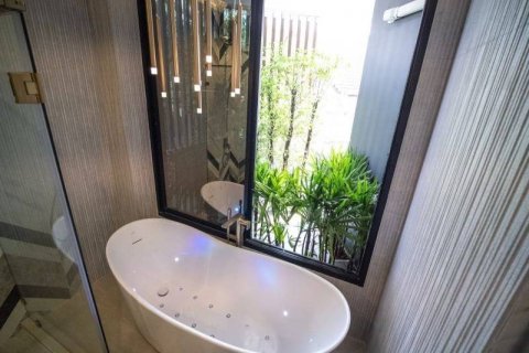 Chalet de 5 dormitorios en Phra Khanong, Bangkok, Tailandia № 134079 - foto 15