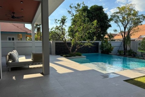 Casa de 3 dormitorios en Pattaya, Tailandia № 160961 - foto 5
