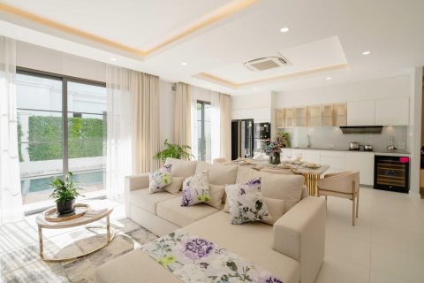 Chalet de 4 dormitorios en Pattaya, Tailandia № 203503 - foto 11