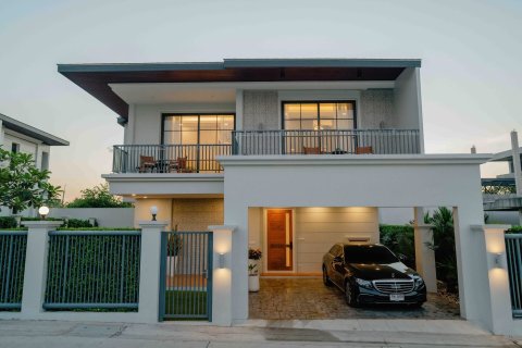 Chalet de 4 dormitorios en Pattaya, Tailandia № 203503 - foto 2