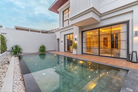 Chalet de 4 dormitorios en Pattaya, Tailandia № 203503 - foto 3