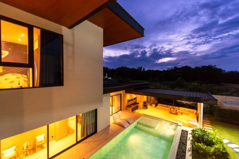 Chalet de 4 dormitorios en Pattaya, Tailandia № 203504 - foto 6