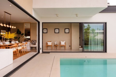 Chalet de 4 dormitorios en Pattaya, Tailandia № 203504 - foto 13