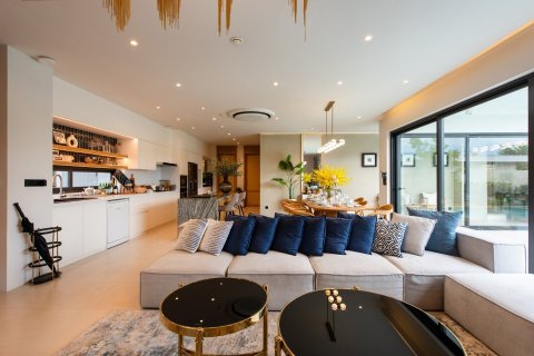 Chalet de 4 dormitorios en Pattaya, Tailandia № 203504 - foto 11