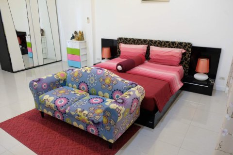 Chalet de 6 dormitorios en Pattaya, Tailandia № 133945 - foto 12