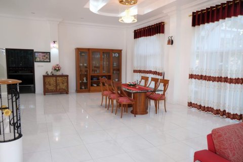 Chalet de 6 dormitorios en Pattaya, Tailandia № 133945 - foto 5