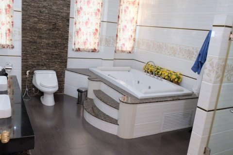 Chalet de 6 dormitorios en Pattaya, Tailandia № 133945 - foto 13