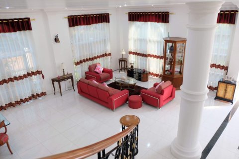 Chalet de 6 dormitorios en Pattaya, Tailandia № 133945 - foto 3