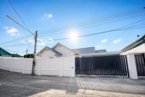 Casa de 3 dormitorios en Pattaya, Tailandia № 194725 - foto 3