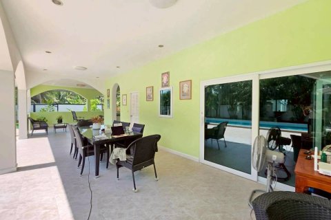 Casa de 3 dormitorios en Bang Lamung, Tailandia № 161531 - foto 14