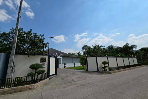 Casa de 3 dormitorios en Bang Lamung, Tailandia № 161531 - foto 2